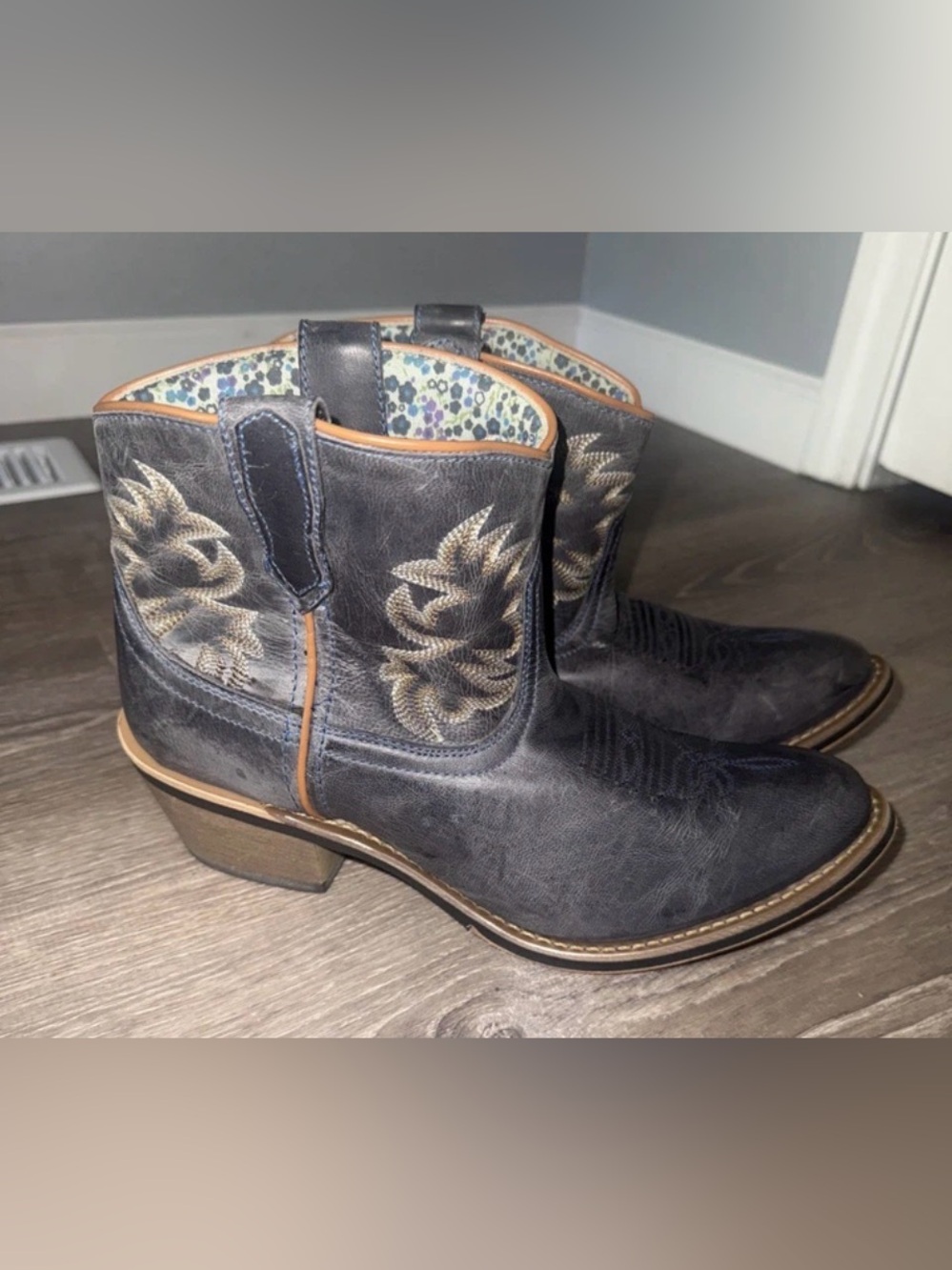 Laredo Ladies size 10 Sapphyre Leather Western Booties-Round Toe 51026